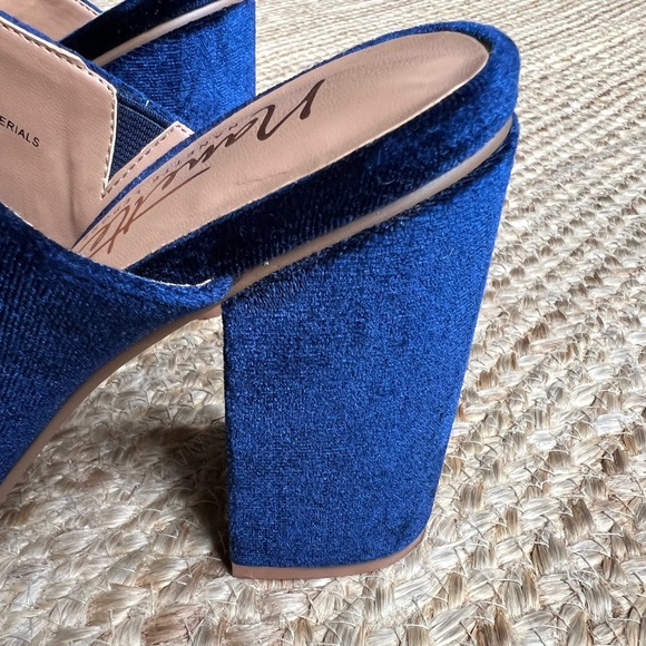 SOLD! Nanette Lepore Blue Velvet Embroidered Mules Size 7.5 - Picture 6 of 9